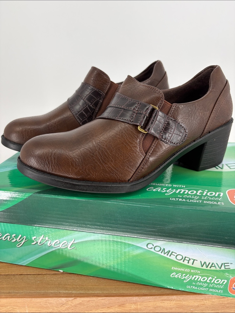 New Easy Street Women’s brown Leather Slip-On Dress Shoes size 7W - Picture 5 of 7
